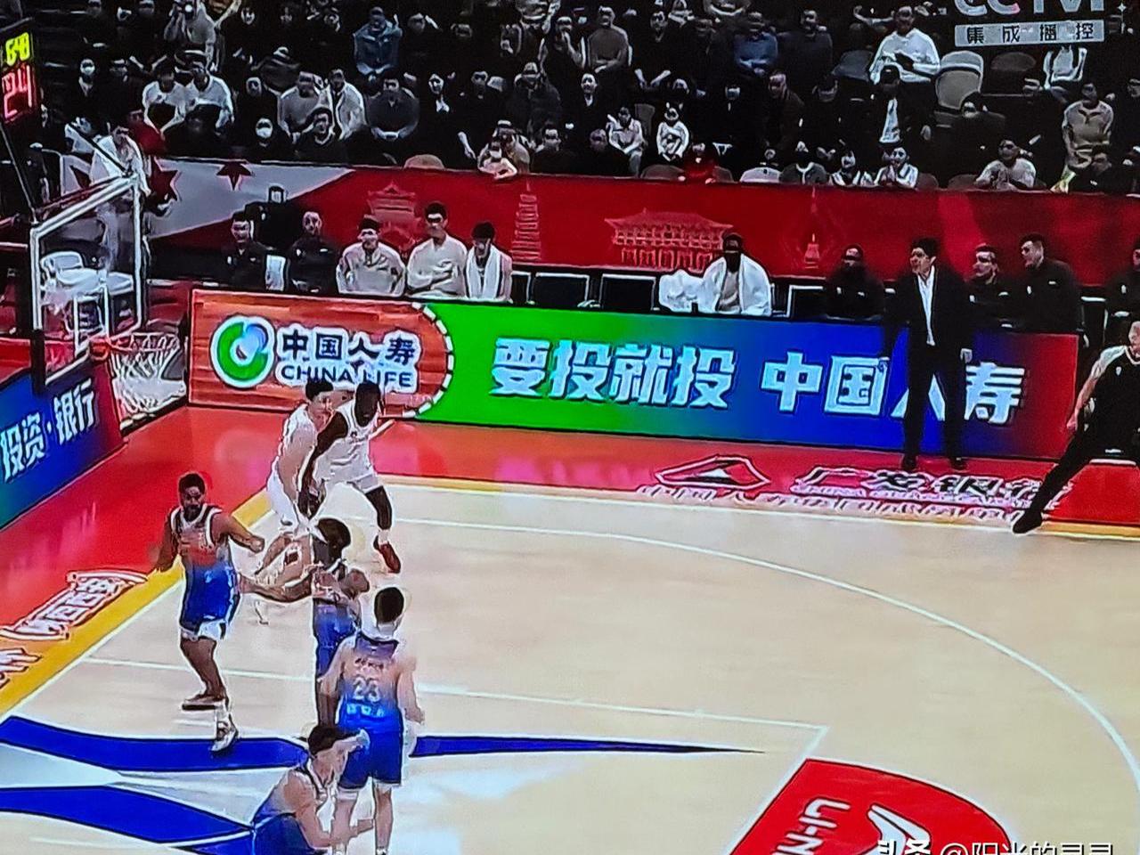 山西队球迷热烈庆祝胜利，壮举震撼全场观众